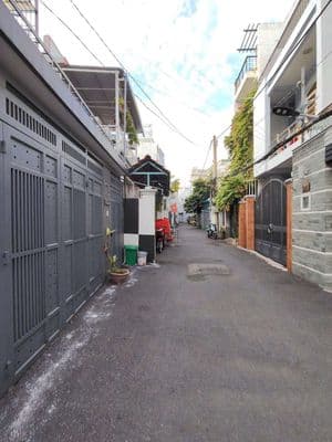 Nhà sân rộng- võ văn ngân, đối diện spkt