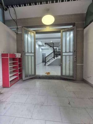Cho thuê nhà 4 x 15m trệt lầu 2pn 2vc sát đường lớn lê trọng tấn