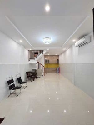 Nhà 1 trệt 1 lầu 4x9 Hoà Bình gần ĐẦM SEN