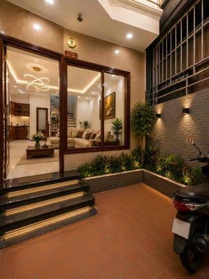 Trung Tâm - 1 ngoặt vào nhà - Giếng trời- Sân để xe