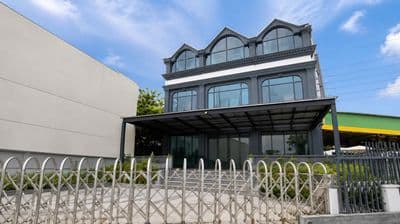 Cho thuê nhà mặt tiền ngang 12m trung tâm thủ đức