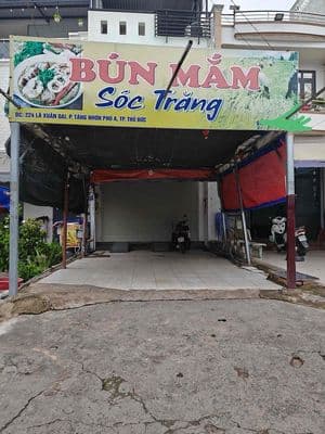 cho thuê vỉa hè sáng 3 triệu hoặc buổi chiều đường lã xuân oai Q9 .