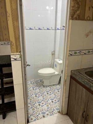 Nhà cho thuê 2tr nguyên căn ( có ban công/ điện nc chính)