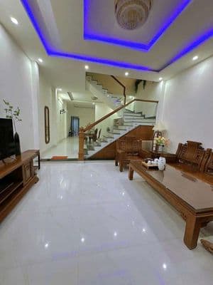 Cho thuê nhà 2 tầng: phạm hữu nhật - đối diện công viên - sát biển