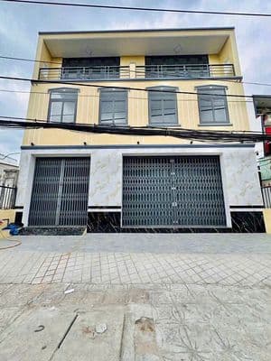 Nhà 2 lầu trống suốt đường Phạm Hùng 20 triệu