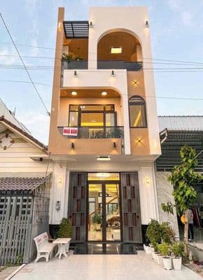 Nhà 2 lầu 4 phòng ngủ đường D14 Hồng Loan giá 5 tỷ 890 triệu