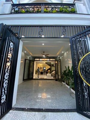 Gả gấp Căn nhà 3 tầng tân cổ điển Hoà Phú gần trục Hoàng Thị Loa