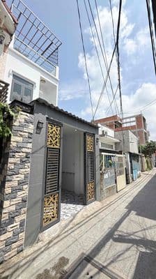 Nhà 3 tầng 4 phòng ngủ, có bãi đậu ô tô, ngay cầu Phú Xuân