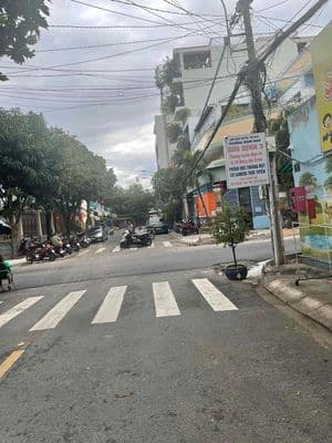 Cho thuê nhà mặt tiền sát ngã tư đường Lê lLăng , Tân Phú
