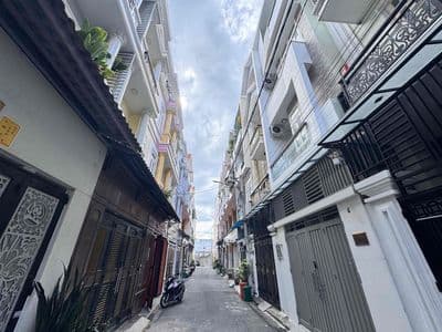 Cho thuê nhà 4 tầng mặt tiền ql13, đối diện vạn phúc city, ngang 4,5m