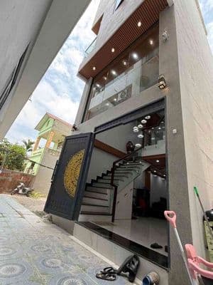 Nhà cực đẹp, dân xây xịn, mới ở 2 tháng ô tô tránh 50m, vị trí đẹp.