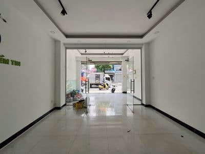 Cho thuê nhà mặt tiền đường kênh tân hoá 5x22m suốt có 1 lửng 1/2 nhà