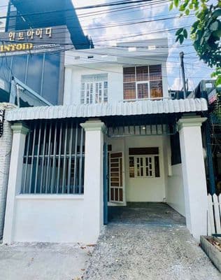 Nhà ngay Chợ Vĩnh Tân. Trệt lầu 2 PN, 2WC.Đường nhựa 8m. Sổ riêng.1ty9