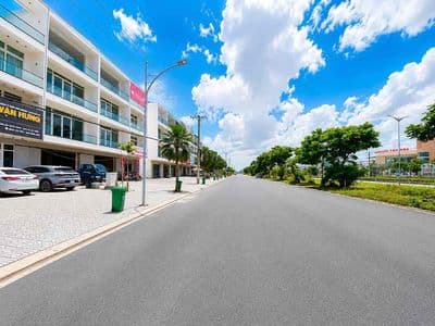 Cho thuê nhà trệt 3 lầu mặt tiền hướng quốc lộ 1a kdc hồng loan 5c