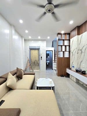 Vip phố Nguyễn Khánh Toàn, lô góc, ngõ thông, ô tô cực gần, full đồ