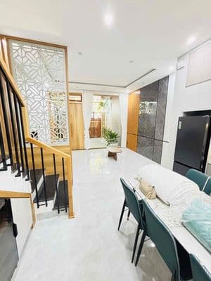 Cho thuê nhà đẹp sân vườn mới 100% gần biển hồ nghinh