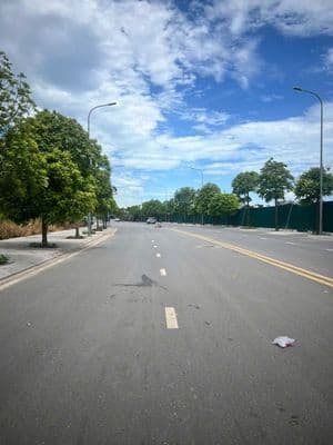 Cho thuê kho xưởng Cự Khối-Bát Khối-250m,mt 12m. mặtđường 25m, vỉa hè.