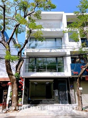Cho thuê nhà 3 tầng sàn trống có thang máy, dt 6x20m, phù hợp làm vpct
