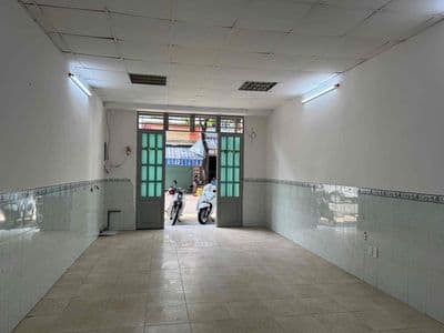 Cho thuê nhà C4 sơn sửa sạch sẽ ngay ngã tư đường 15 vị tró KD chỉ 11t