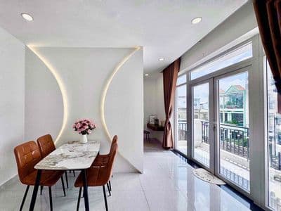 Căn hộ full nội thất ban công cực rộng ngay TT Tân Bình