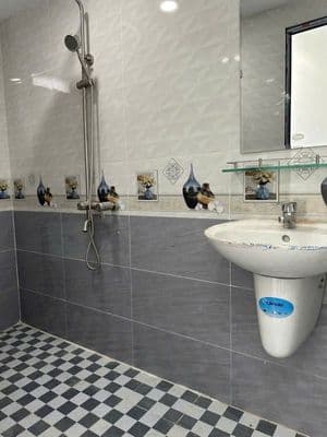 Cho thuê nhà Nguyên Căn Ngay KTX Khu B, T+ Lững