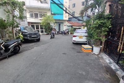 Nhà 3 tầng , hàng xóm với Nữ Hoàng CHDV, trung tâm Q3, sau lưng trường