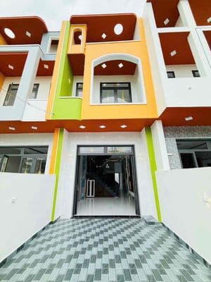 Nhà 1 trệt 1 lầu giá chỉ 2 tỷ 180-kcn cầu tràm, sát bình chánh-shr
