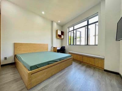 Ngay cổng trước vlu 1pn thang máy full công năng cửa sổ lớn