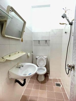 Cho thuê nguyên lầu 2 nhà có 2pn, 1wc có ban công phull nội thất