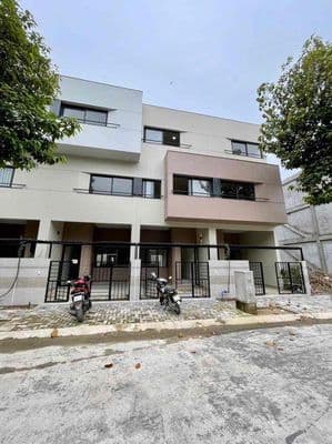 nhà 2 lầu 1 trệt Gần ngã tư Bình Chuẩn,có nội thất,sân xe hơi