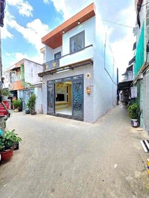 nhà xây mới 100% đường trước nhà 4 m, gần cầu Phú Xuân kế quận 7