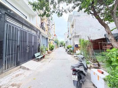 Trục ql13- nhà 3 tầng- 3pn-hẻm xe hơi- 6ty9