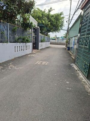 Bán đất, có sẵn nhà cấp 4, đang cho thuê 5tr/ tháng.