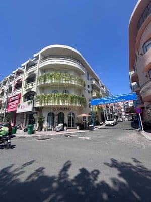 Góc 2MT SPA TRẦN NHẬT DUẬT, Q1. DT 5x20m, KC: trệt 3 lầu. Giá: 70tr