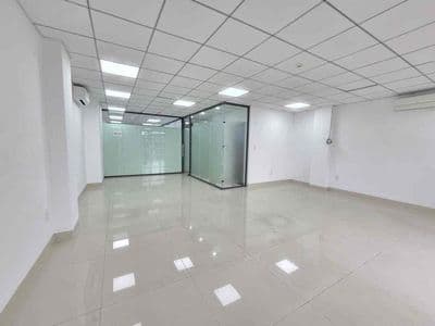 Văn phòng tầng 3 7x15m sàn có sẵn vách kính ngăn 2 phòng giá 14 triệu
