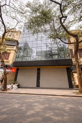 Cho thuê sàn VP mặt phố Hoa Lư: 90m2, MT: 9m, điều hòa, thang máy.