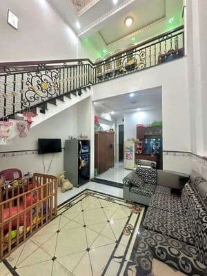 nhà cấp 4 gác lửng mới gần đường vững việt
