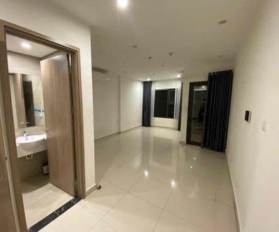 căn studio nhà trống có rèm/ cọc 2