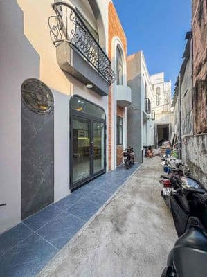 Nhà lầu mới 100% gần. Vincom Hùng Vương, đầy đủ nội thất