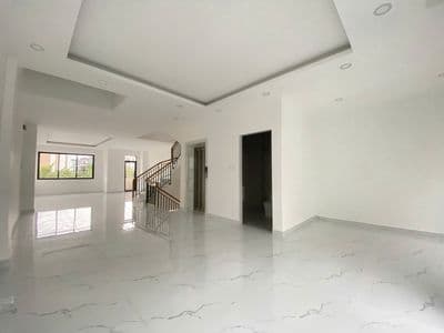 Mặt bằng Tầng 1, thang máy, máy lạnh, 120m2, trống suốt tại Long hậu