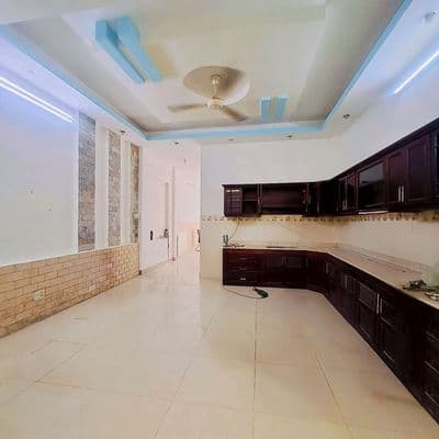 Nhà 2 lầu 3pn 4wc đường xe hơi