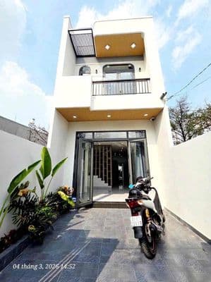 Bán gấp nhà 1 lầu 1 trệt 3 phòng ngủ full nội thất Bình Nhâm 3,9 tỷ