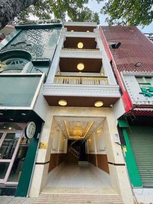 cho thuê nhà mặt tiền đường 3/2 có thang máy. mới đẹp dài 28m