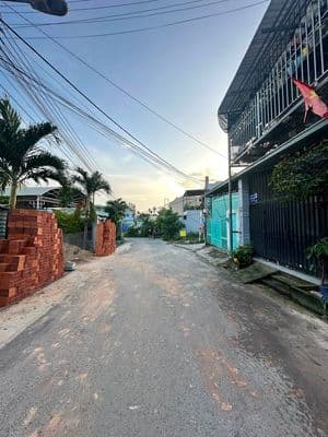 Bán nhà gác lửng mặt tiền nhựa ĐX 142, Thủ Dầu Một