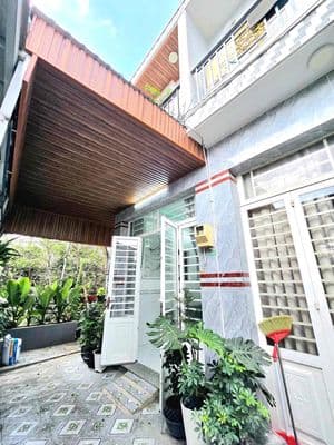 nhà bán có phòng ngủ dưới đất, 1 lầu , gần chợ với trường học