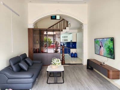 Cho thuê nhà mặt phố Văn Cao, DT: 45m2, 4 p.ngủ.