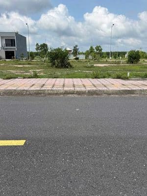 bán gấp lô đất 100m ấp 4 An Viễn. ngay trục chính,xây dựng tư do