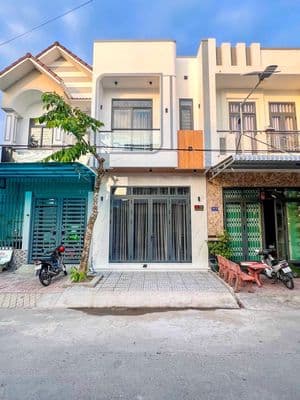 Nhà 1 trệt 1 lầu tại cổng sau KCN Nam Tân Uyên giá 1ty890