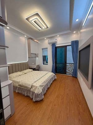 Cho thuê nhà Hào Nam 33m², 6 tầng, thang máy full nội thất 15 triệu/th