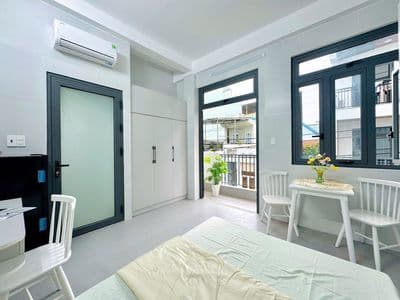 Khai trương nhà xây mới 100%, Studio ban công Hòa Bình ngay Đầm Sen